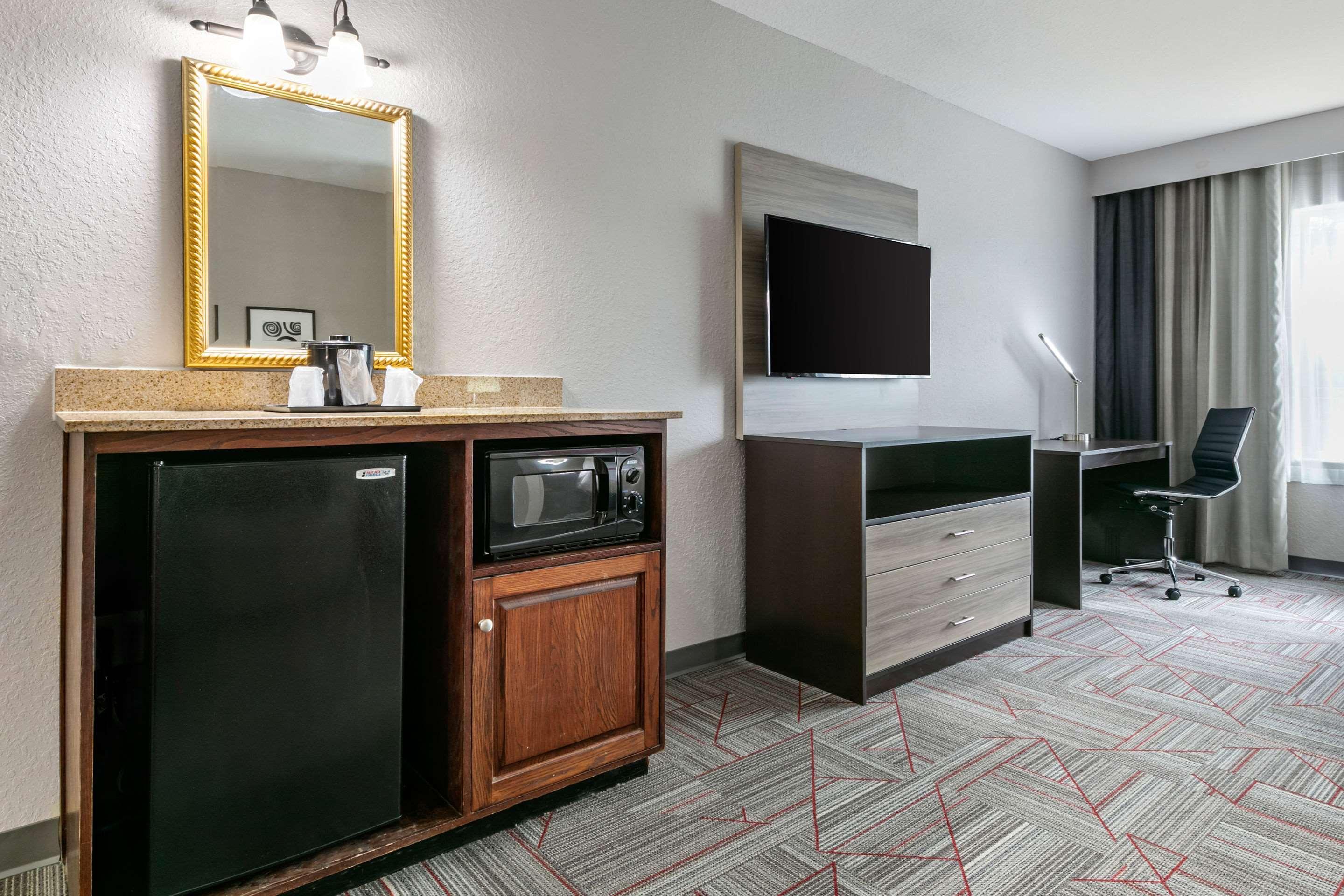 Готель Clarion Pointe Columbus-Bradley Park Екстер'єр фото