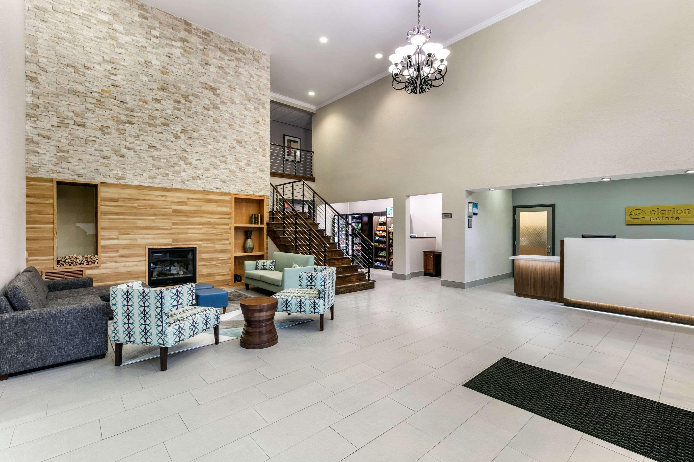 Готель Clarion Pointe Columbus-Bradley Park Екстер'єр фото