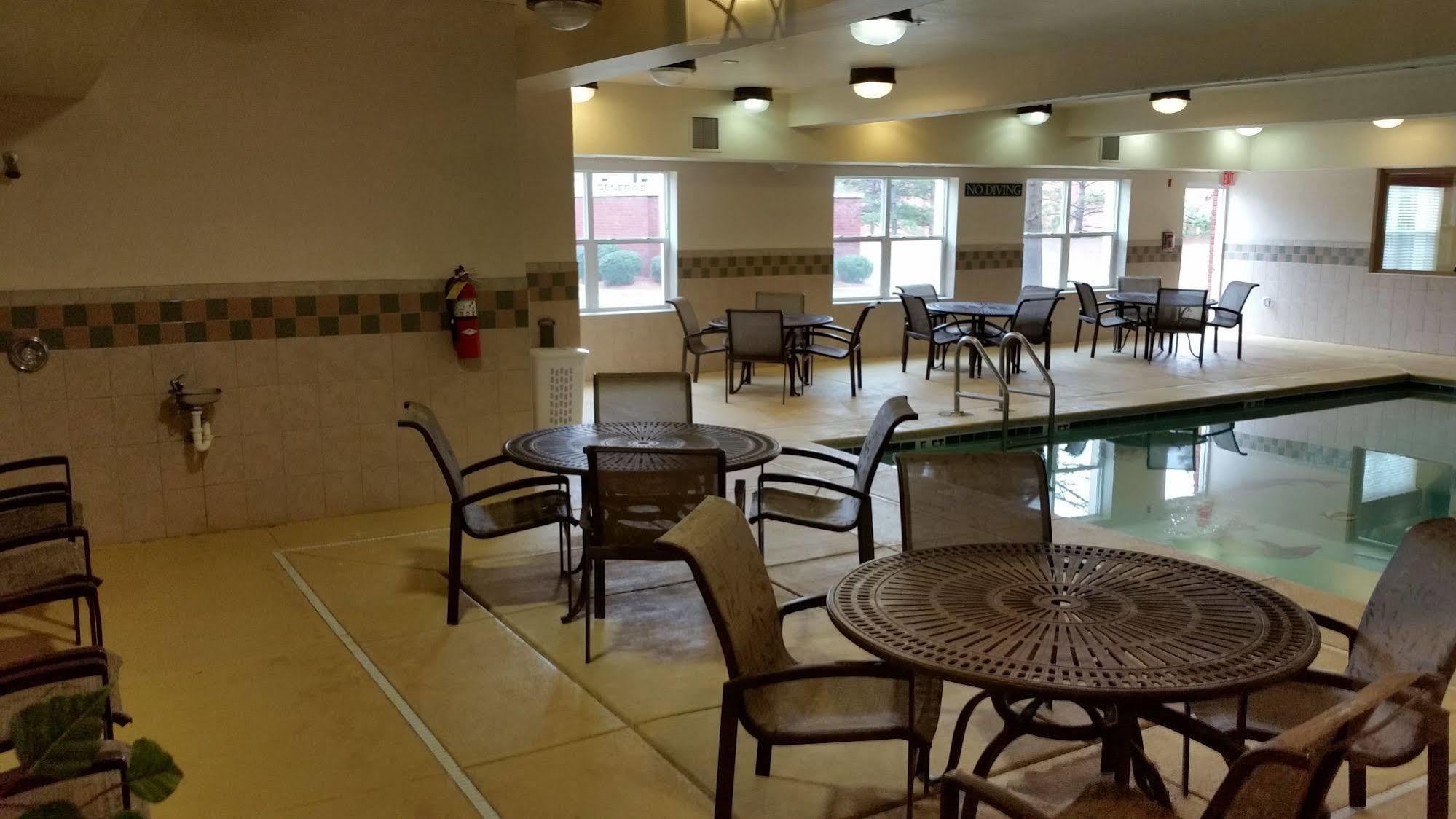 Готель Clarion Pointe Columbus-Bradley Park Екстер'єр фото